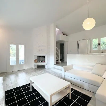 Sani Christy Case de vacanță